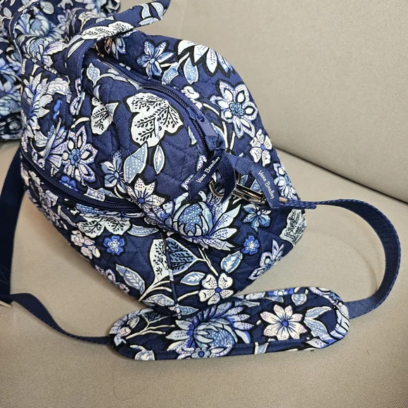 Vera Bradley Navy Blue Floral Quilted Travel Bag - Picture 4 of 13